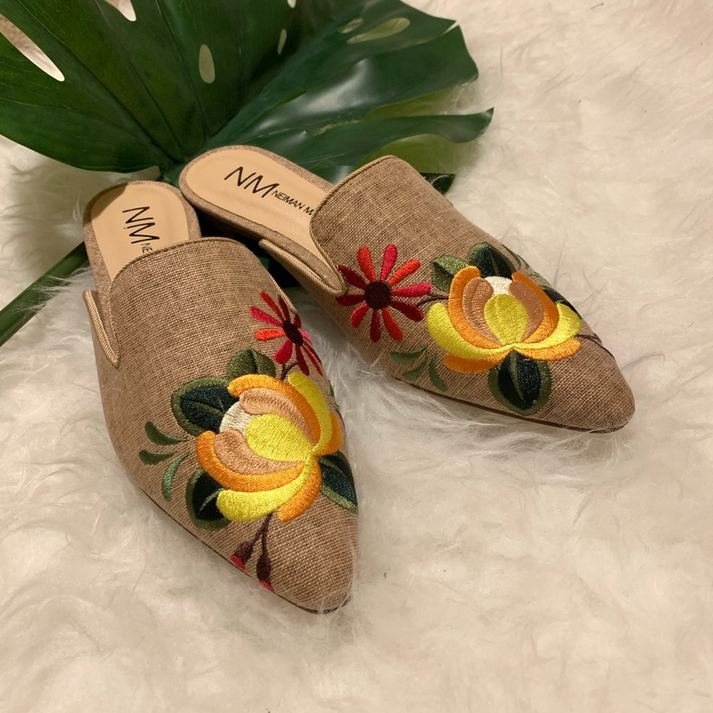 Neiman Marcus Mules - sz 5.5